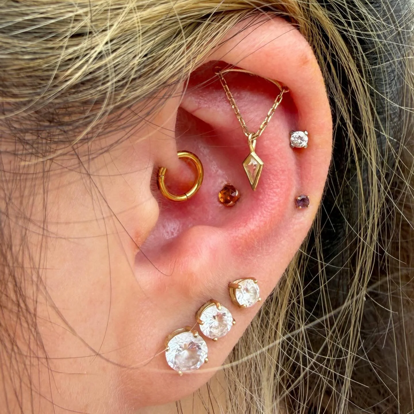 How gorgeous is this conch jewelry!? @beeholiday1701 did the piercing using one of our new Orange Garnet pieces from @buddhajewelryofficial . We still have this design available in rose and white gold if you also need a pop of orange in your life 💁&