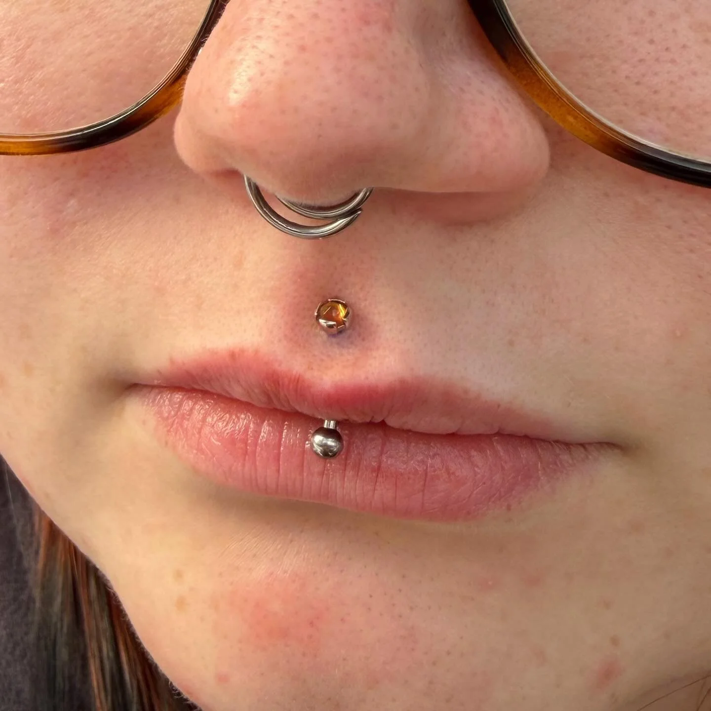 How gorgeous is this Vertical Philtrum piercing? @beeholiday1701 did it using a titanium curve and a rose cut Orange Garnet from @buddhajewelryofficial 🧡