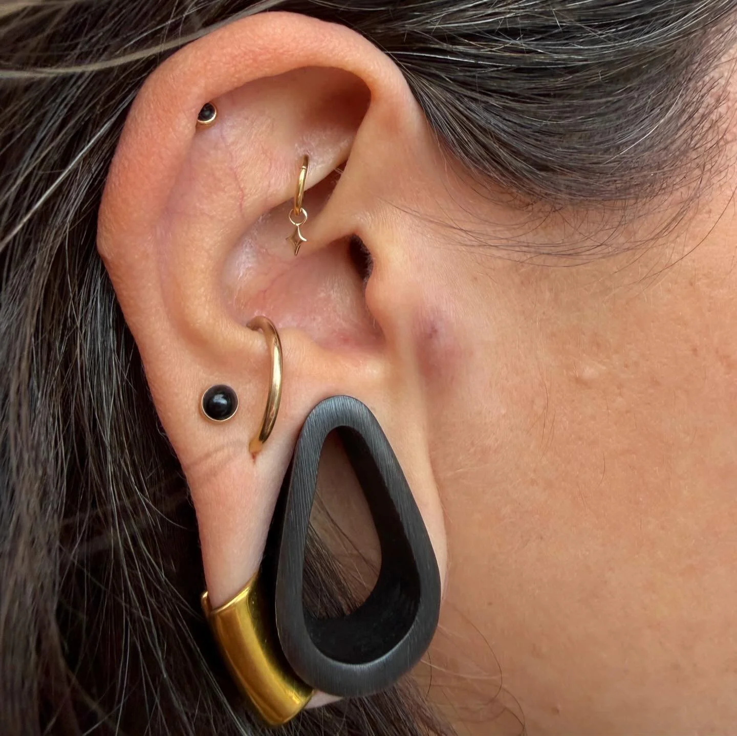 This client has the best taste, and jewelry to match!! Her latest addition is a cute little star charm from @emberbodyjewelry ✨