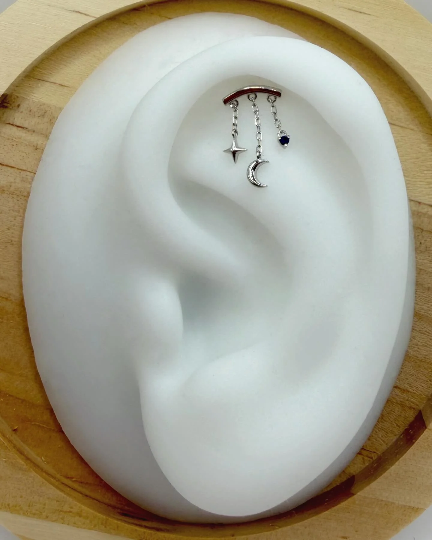 Perfect for a hidden helix, this piece is 14k white gold and has a genuine sapphire! Available now for a healed or new piercing. 💫