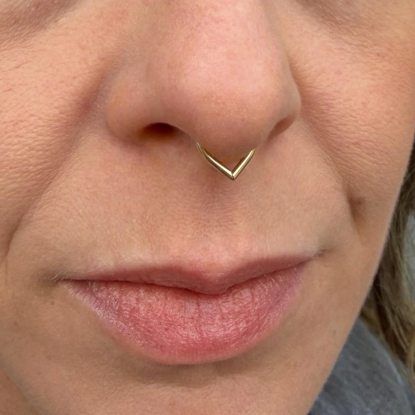 Tom did this super cute septum piercing today with a solid gold teardrop ring! We have these available in rose, white, and yellow gold. ✨