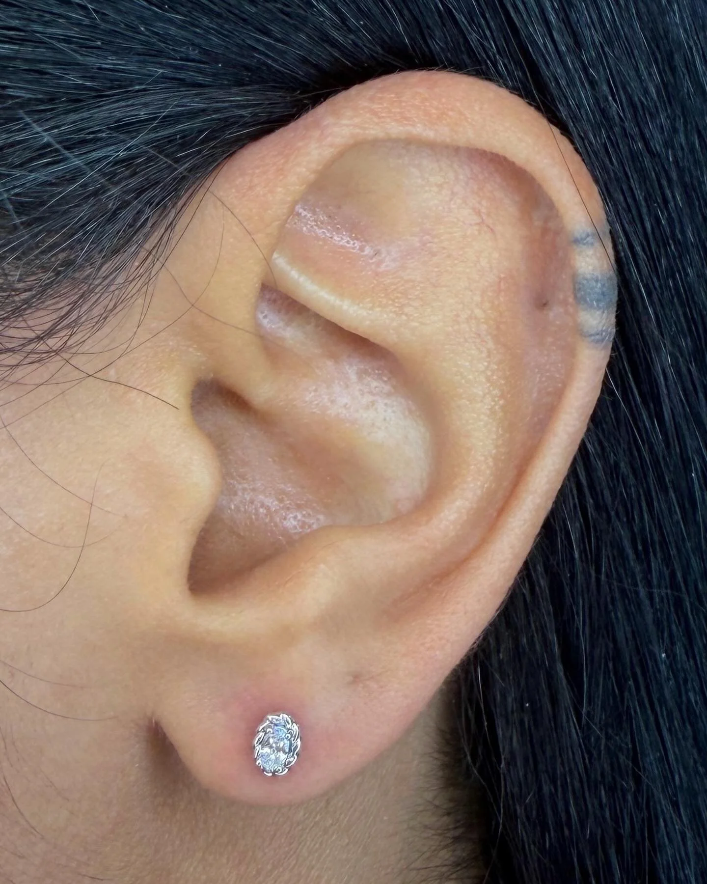 We ended our week with this gorgeous earlobe jewelry update! White gold and oval CZs from @modernmoodbodyjewelry 😍