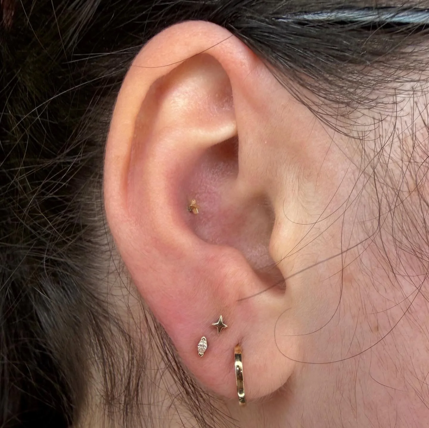 @beeholiday1701 did this adorable pair of earlobe piercings using two gold pieces from Ember! Selecting different pieces that are still similar in size and style is a great way to have a unique but cohesive collection of jewelry.