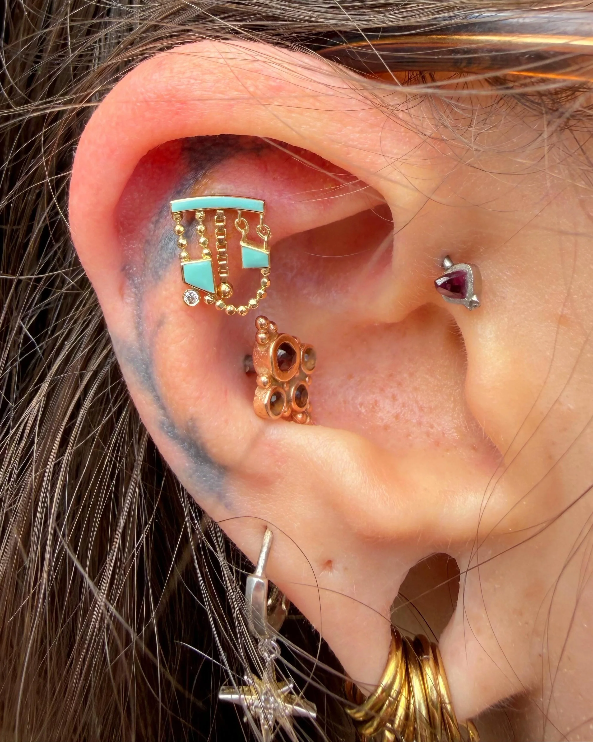 An absolutely stunning flat piercing using a yellow gold end from Pupil Hall 😍