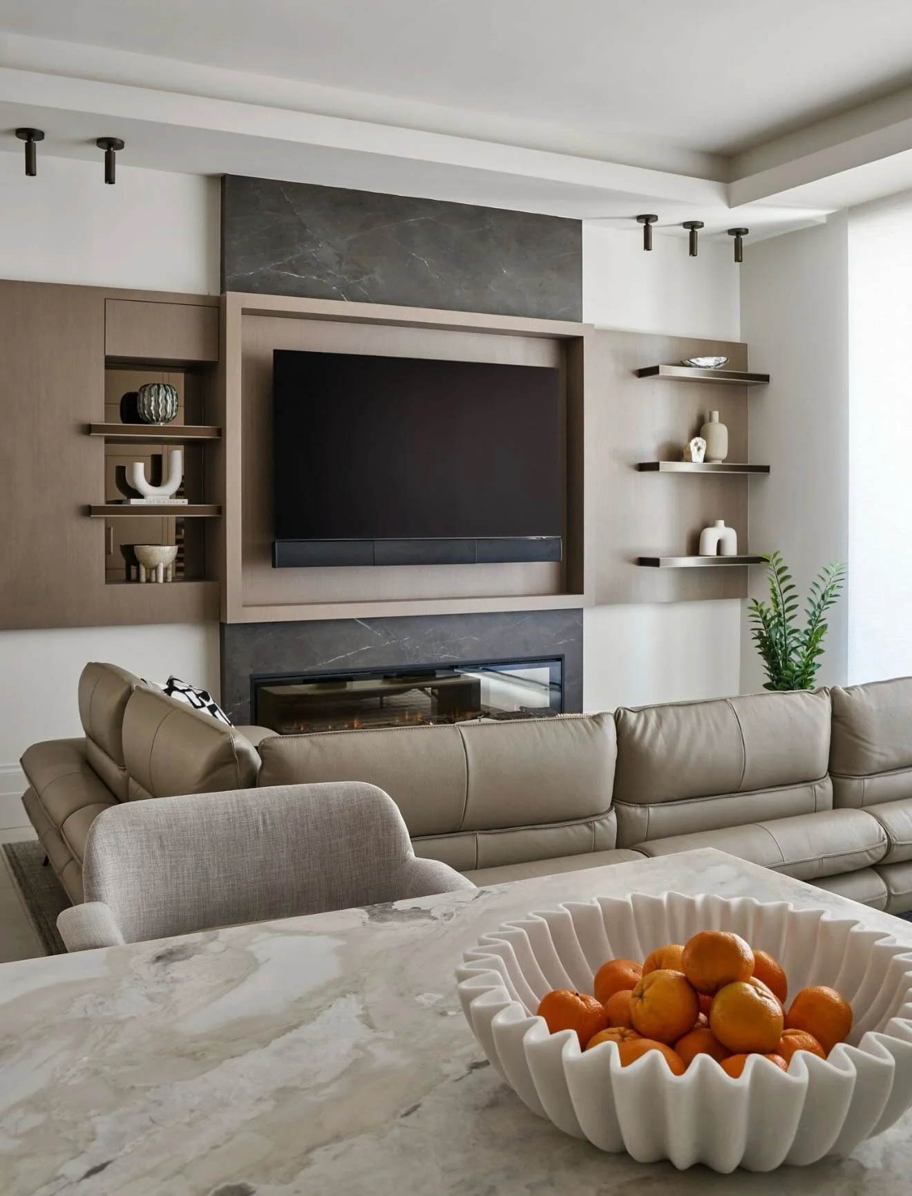 😃Friday! There&rsquo;s nothing better than coming home to a space that feels warm, comfortable, and effortlessly elegant.

This soft modern interior features a custom wall unit with brass accents and integrated lighting, creating a sense of quiet lu