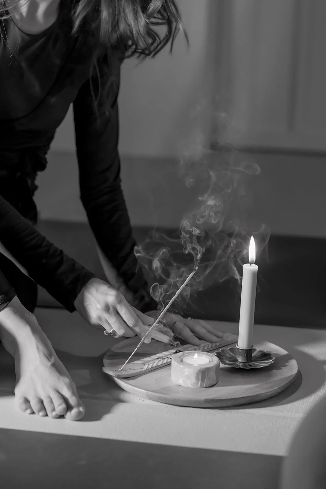 Räucherritual zur Reinigung der Atmosphäre als Vorbereitung für die Yogapraxis im Iselin