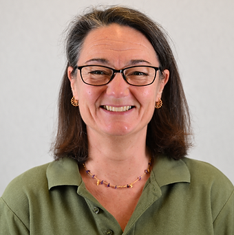 Kvindelig person med brunt hår, iført grøn polo og smilende.