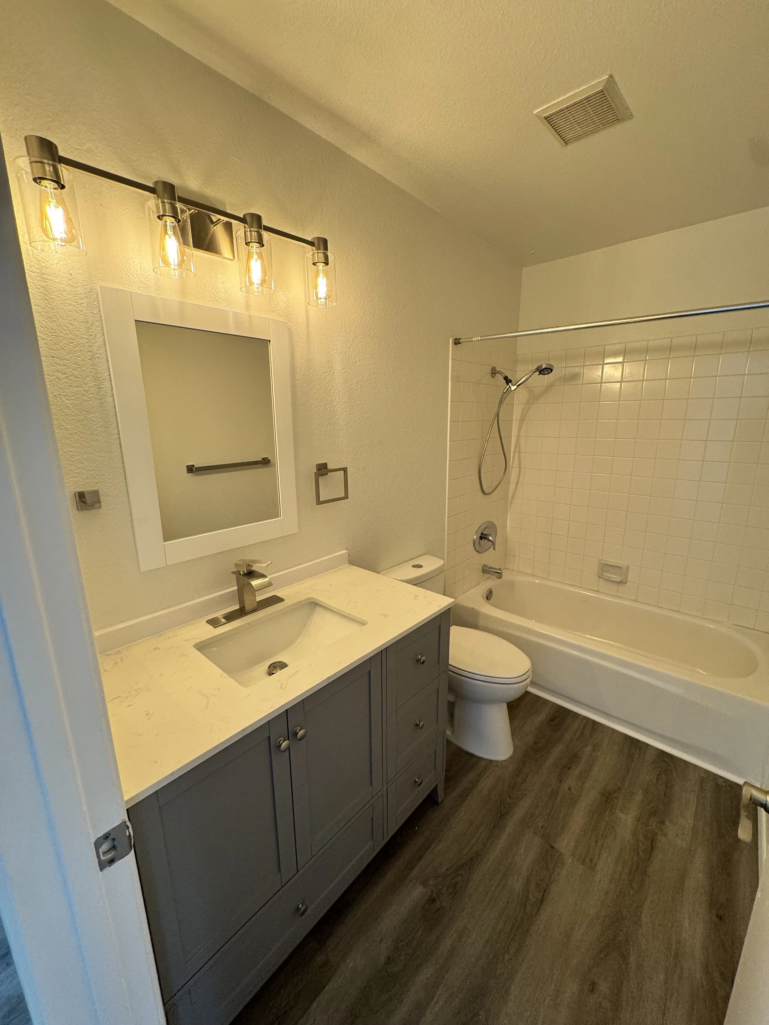 Bathroom Photo 3.jpg