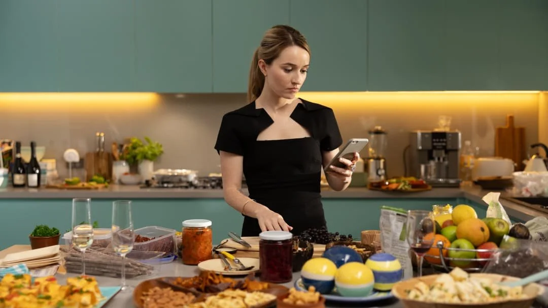Why Wellness Scammers Like Belle From Netflix’s Apple Cider Vinegar Are So Believable