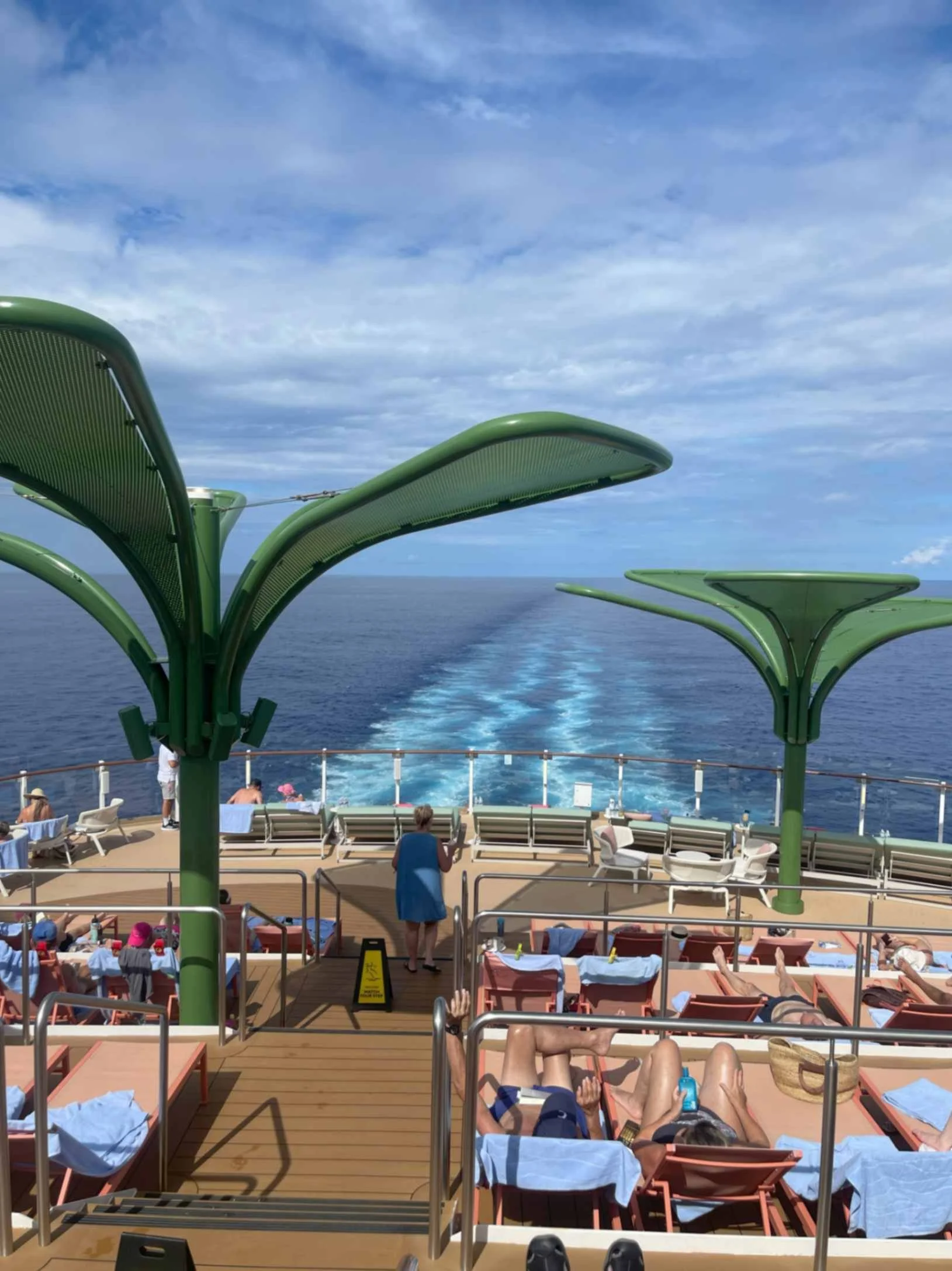 jpeg-optimizer_royal-caribbean-adults-area.jpg