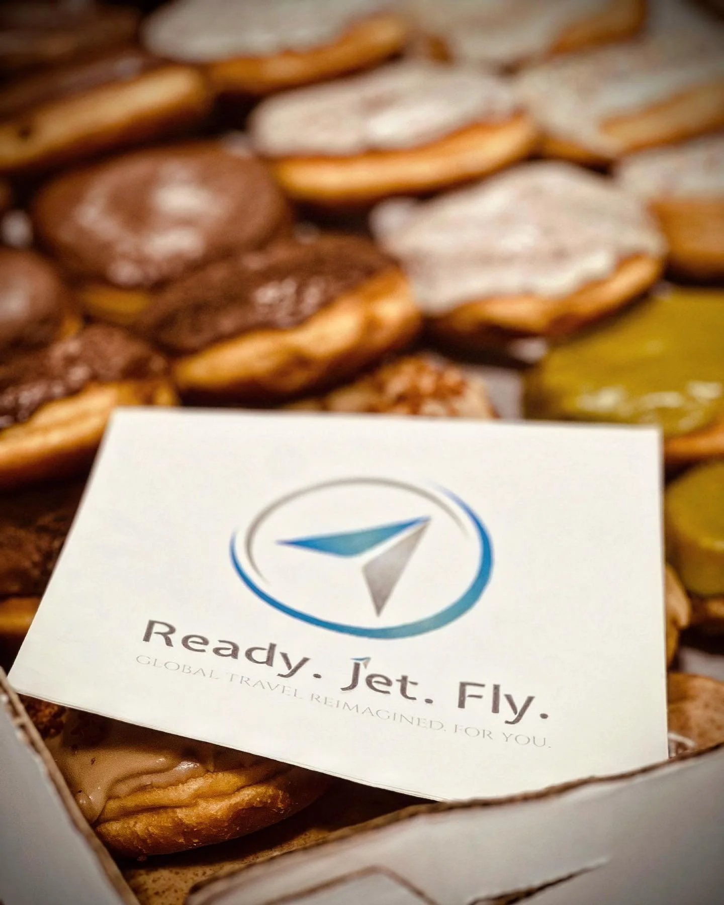 A flight can be a beautiful vessel for some great eats and drinks.

Thank you @donutmonster414 for sweetening up our journey with your gourmet donuts. 

⁣
.⁣
.⁣
.⁣
.⁣
.⁣
#donutmonstermke #avgeek #aviation #bizjet #businessaviation #businessjet #busin