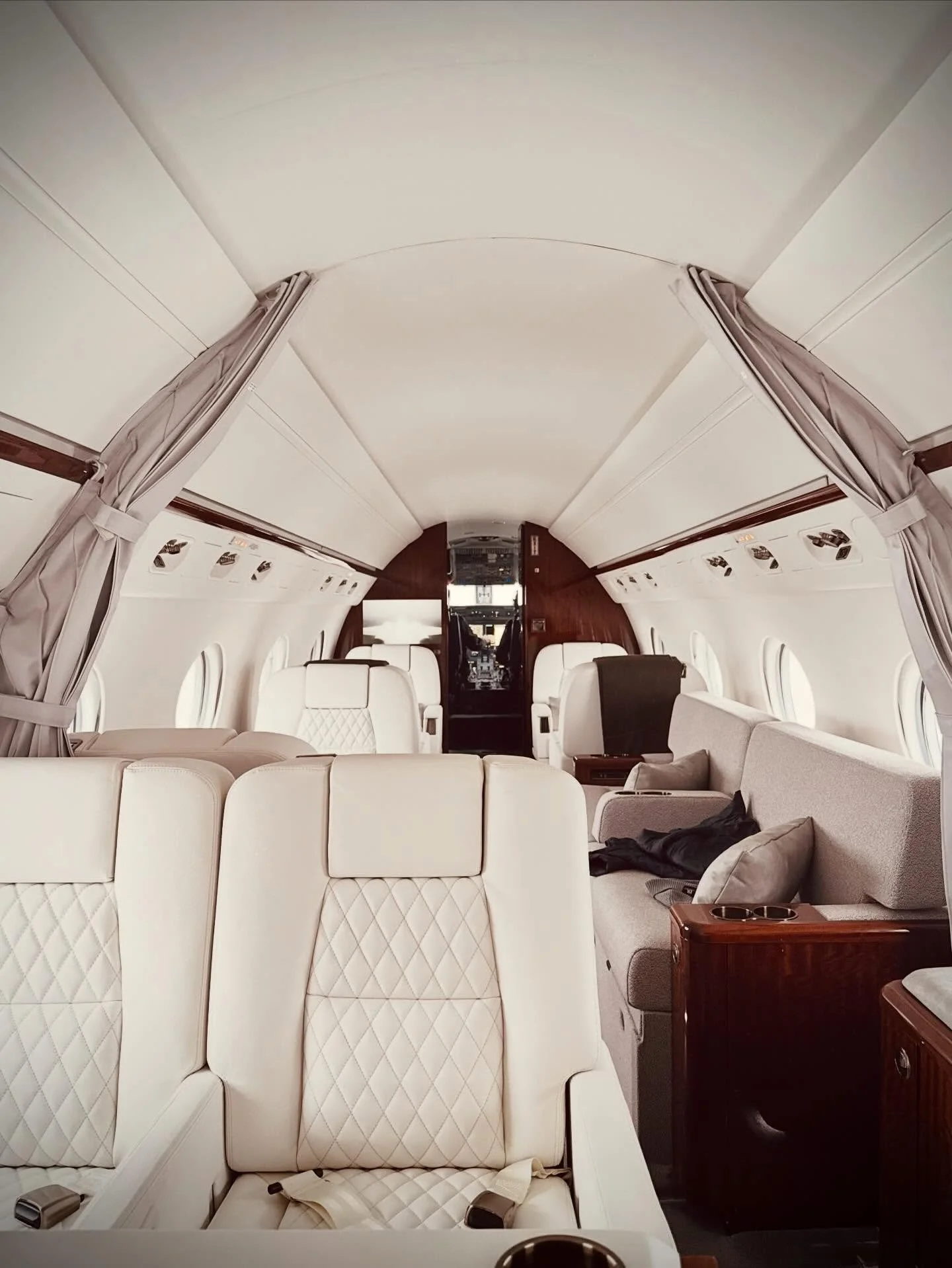 Snow outside. All white, warm, and quiet inside.
Winter travel, the way it should be.
✈️🤍❄️
#ReadyJetFly #WinterTravel #PrivateAviation #FlyPrivate #JetLife