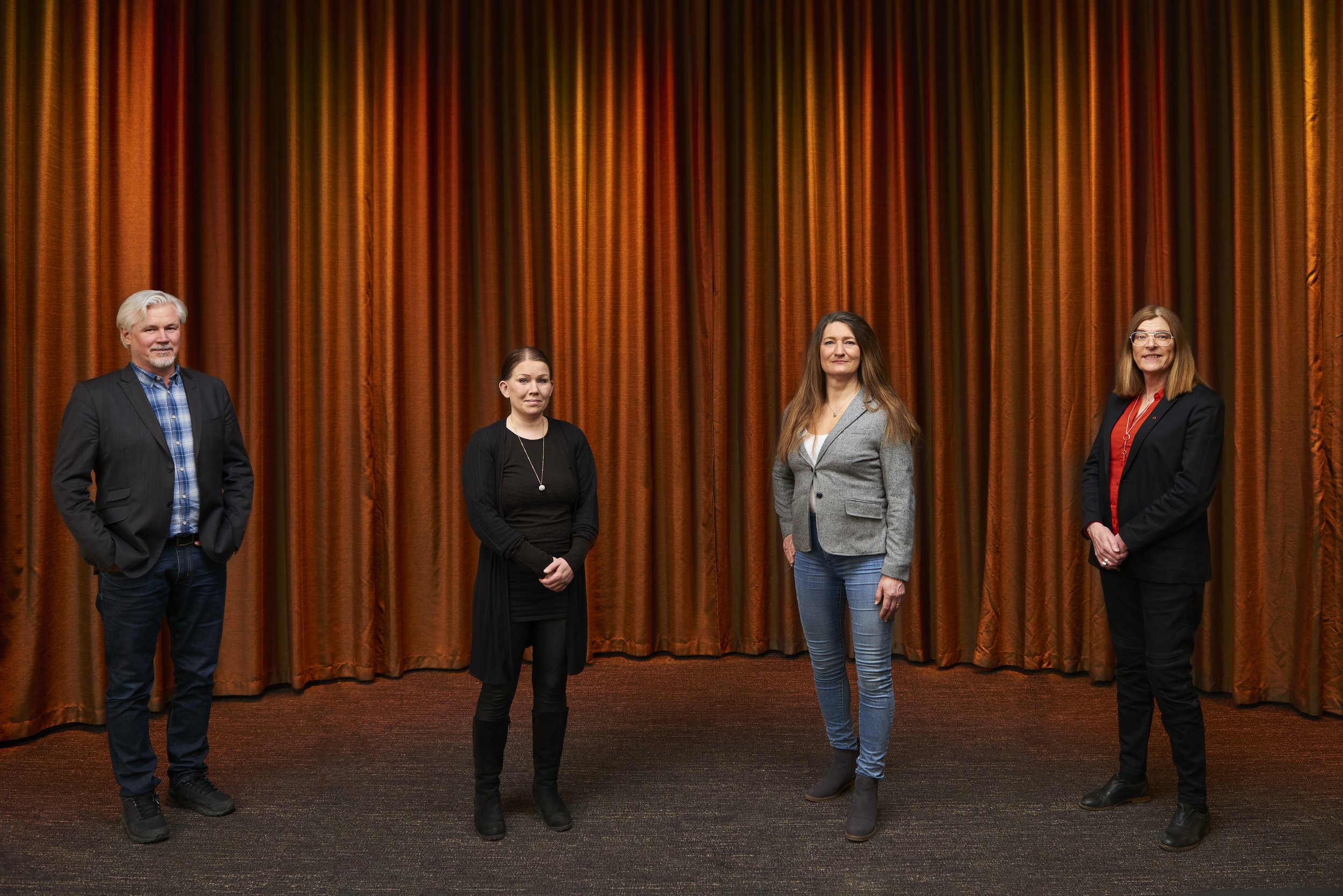 Fyra personer står i ett led. LO-ledningsgrupp under COVID-19 2021.