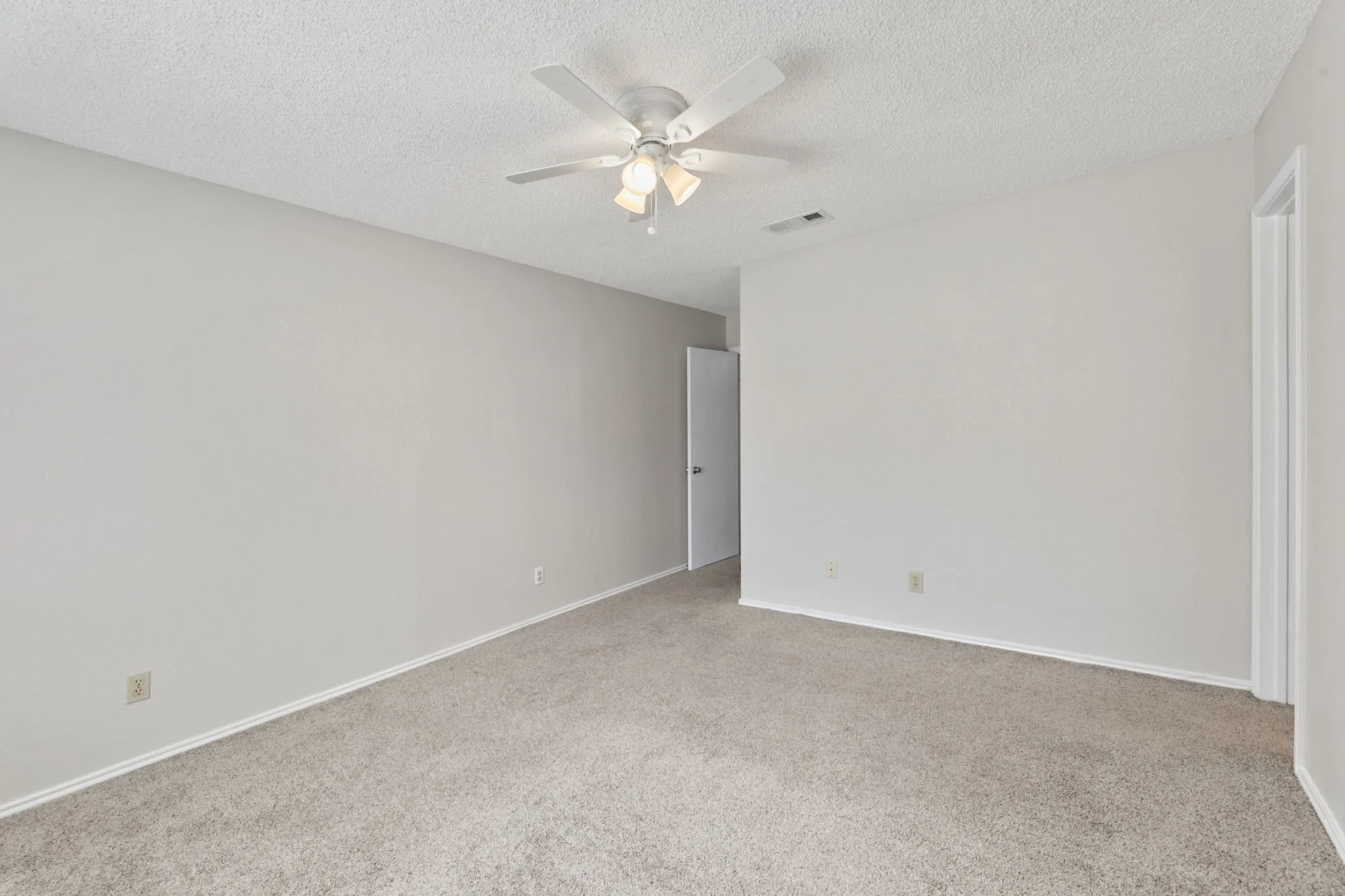 16-SQFT-6700.jpg
