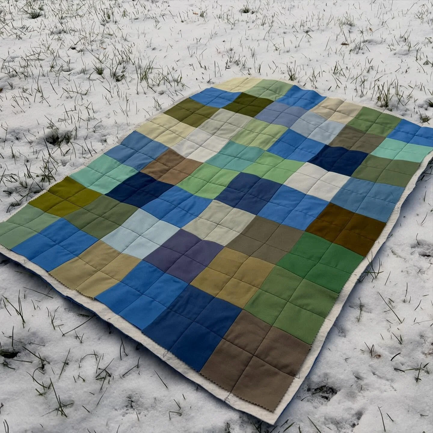 Snowy mornings and soft beginnings ❄️ This commissioned baby quilt isn&rsquo;t quite finished yet (still needs binding!), but today&rsquo;s snow felt like the right backdrop. Blues, greens, and cool earth tones, made with love for a sweet December ba