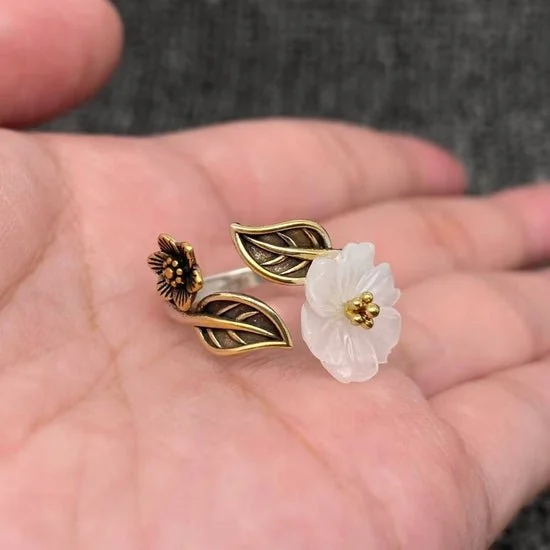 Vintage White Acrylic Flower Ring