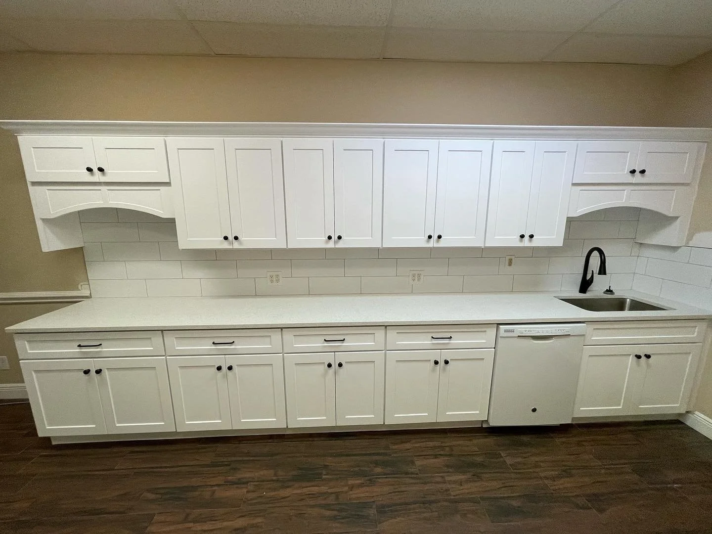 After and before pics of a small office kitchen we did here in Port Saint Lucie. White Shaker Cabinets with a Quartz countertop