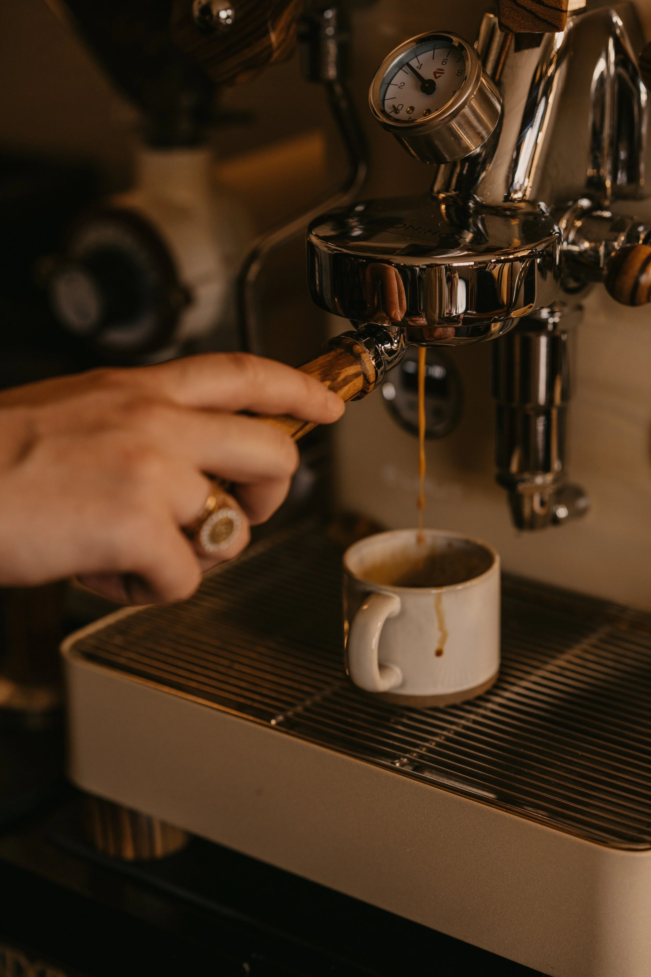 espresso shot pulling brewing Casa Hogar office espresso machine