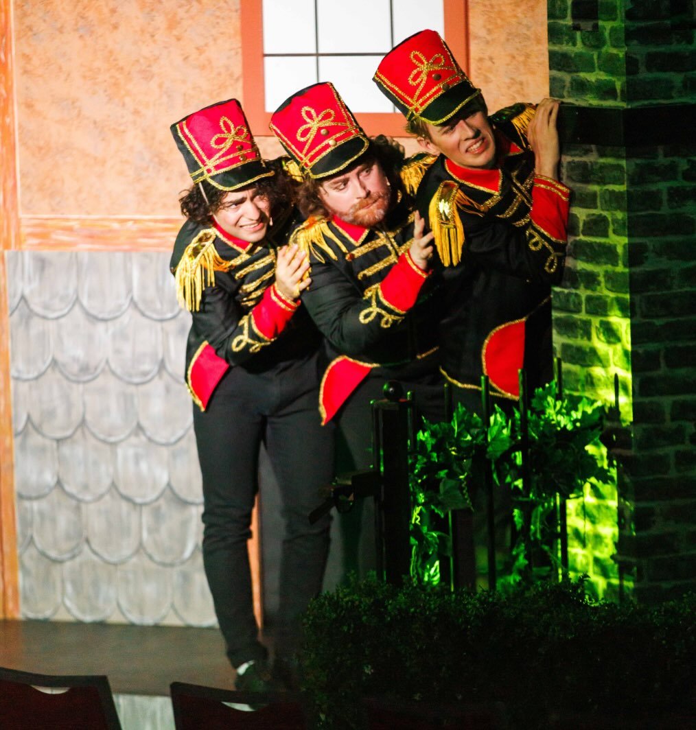 What do you mean only 3️⃣ shows left? Grab your tickets whilst you can, before the sleigh takes off for his trip around the world on Christmas Eve. ✨✨

🎟️: BOOK NOW @ believe in Christmas.com.au or online / phone the Concourse directly.