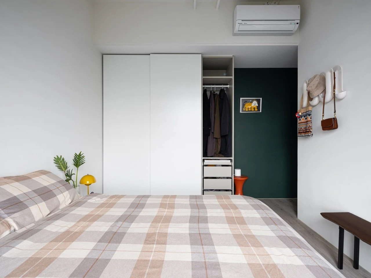     W-Residence-序光之居-13坪小坪數住宅設計-主臥白色衣櫃生活收納.jpg
