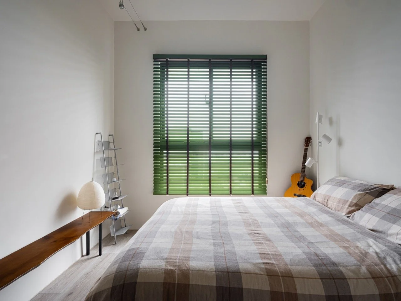     W-Residence-序光之居-13坪小坪數住宅設計-主臥自然光綠色木百葉.jpg.jpg