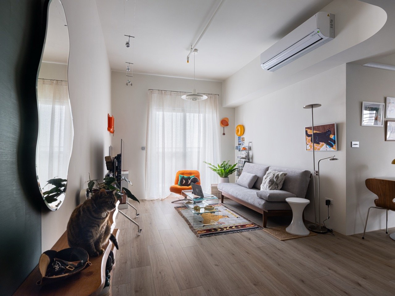     W-Residence-序光之居-13坪小坪數住宅設計-客廳玄關弧形鏡貓咪.jpg.jpg