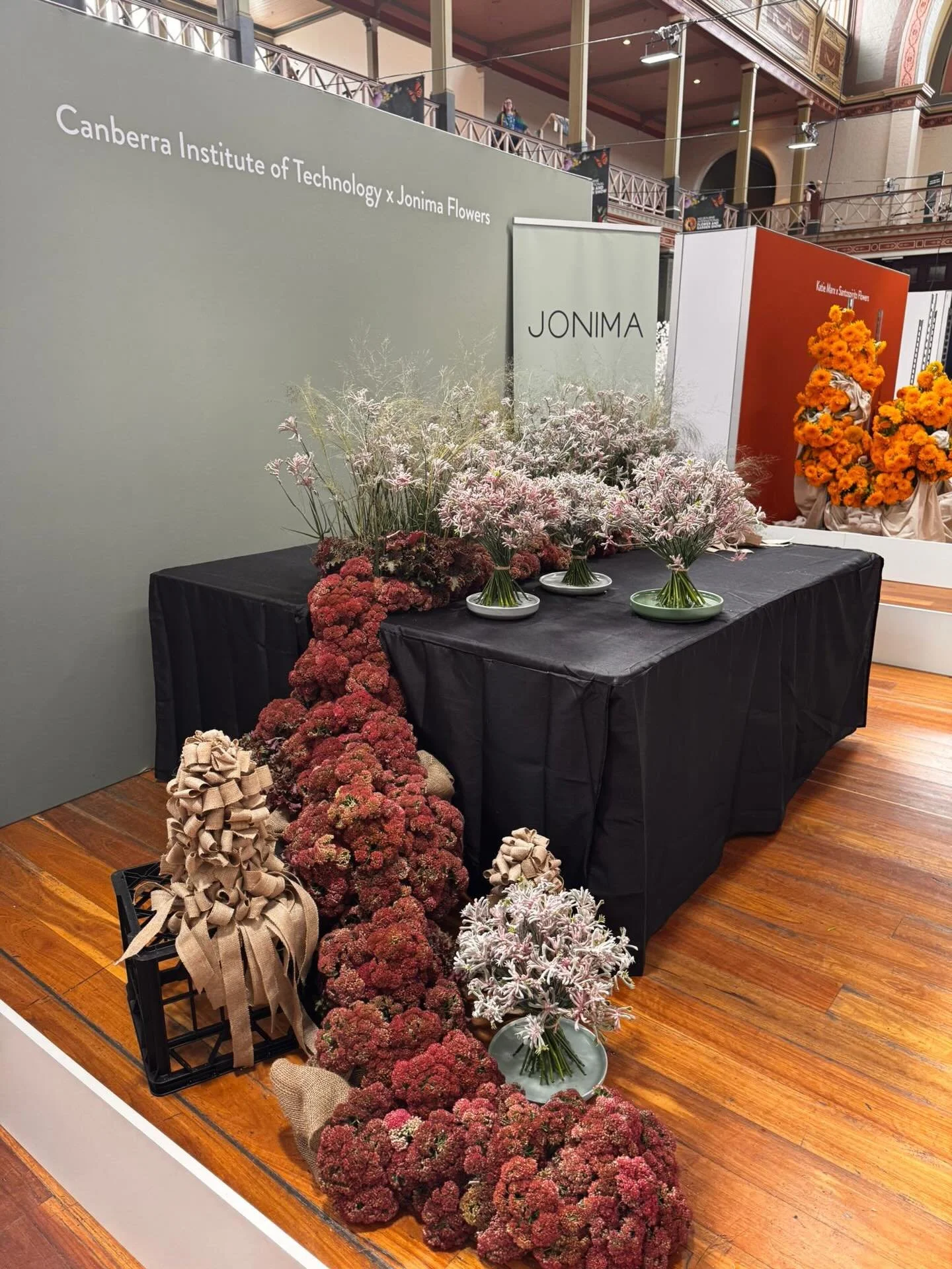Last weekend at the Melbourne Flower &amp; Garden Show, we&rsquo;re still in awe from all of the incredible displays!

1-3. Seedum &amp; Kangaroo Paws @jonimaflowers with @citcanberra &amp; @sydneyflowermarket 

4. @jasflorals &amp; @thuanism take 1s