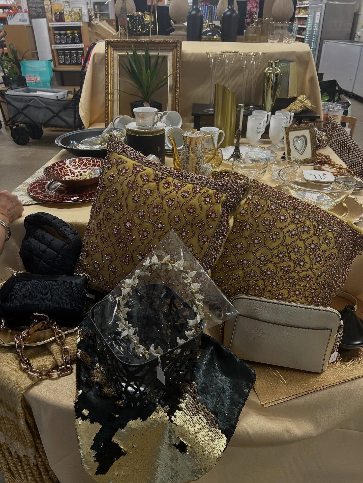 Gold is the colour of warmth and light, a symbol of value and brilliance. It catches the eye like sunlight on water &mdash; radiant, rich, and full of promise. Throughout history, gold has stood for excellence and glory.👑⭐️💛⚱️.
@foodoutlet_opshop_n