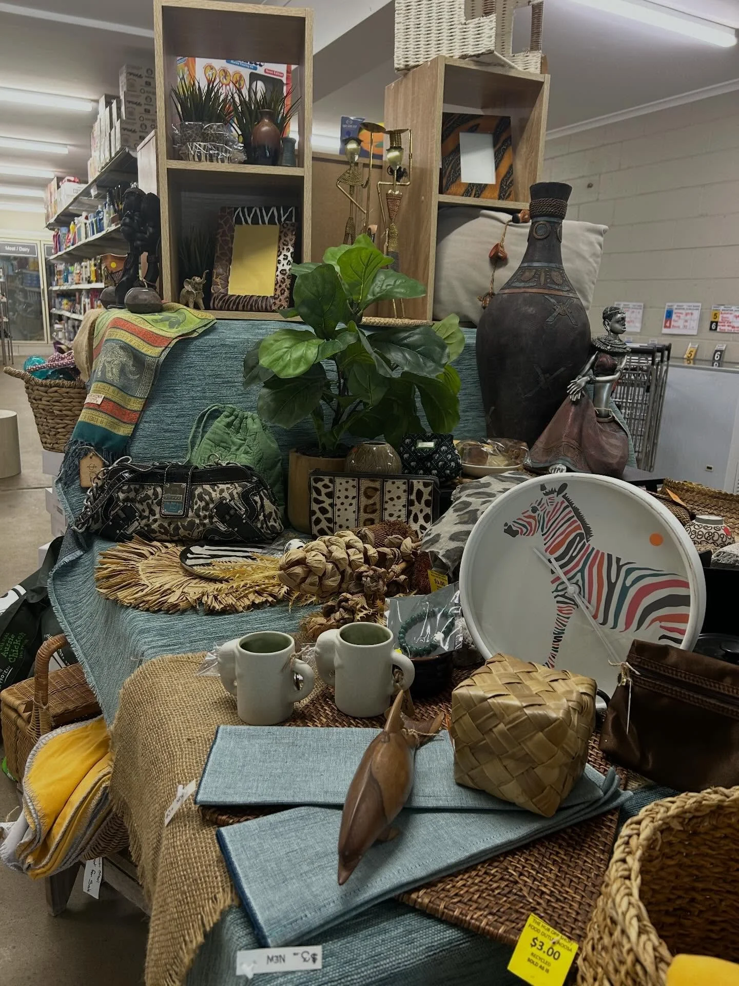 Exploring the world, travel to your favourite places, experience interesting cultures and discover gifts and stunning artefacts 🌍🗺️🏯👹🇨🇫🐐🐒💃💃 @thehubnoosa.org.au