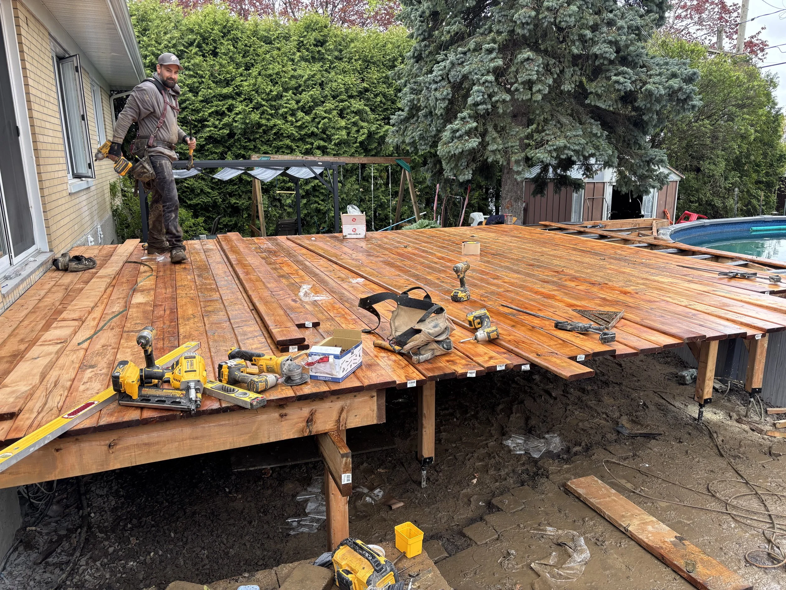 STRUCTURE SUR PIEUX VISSÉS ET INSTALLATION DU DECK