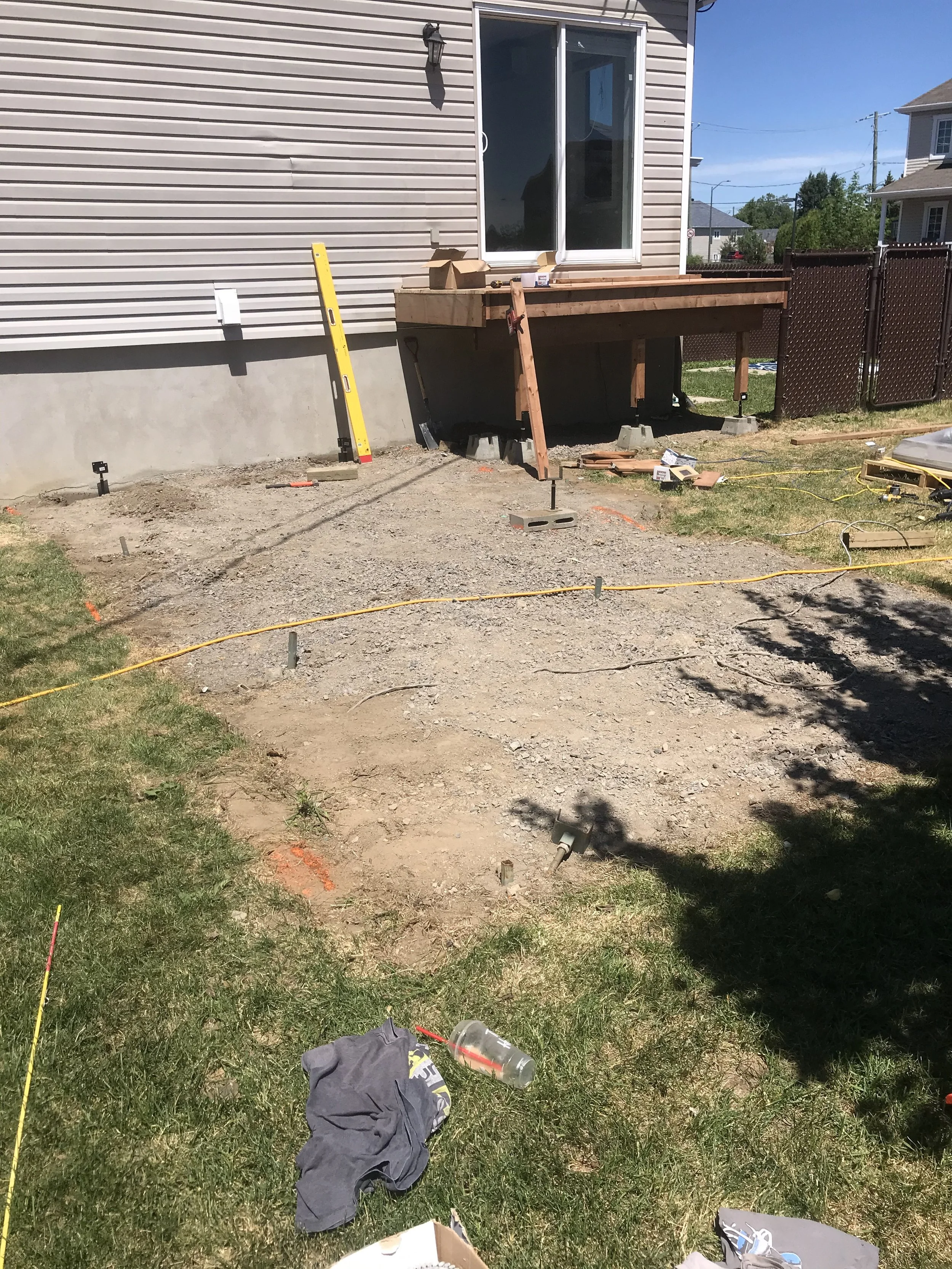 PRÉPARATION DES SUPPORTS DE LA TERRASSE BASSE ET CONSTRUCTION DE LA PARTIE HAUTE