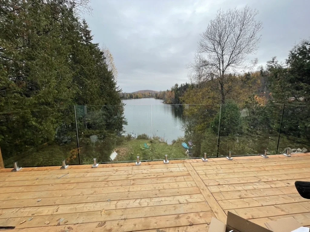 INSTALLATION DUN GARDE-CORPS EN VERRE SUR SPIGOT