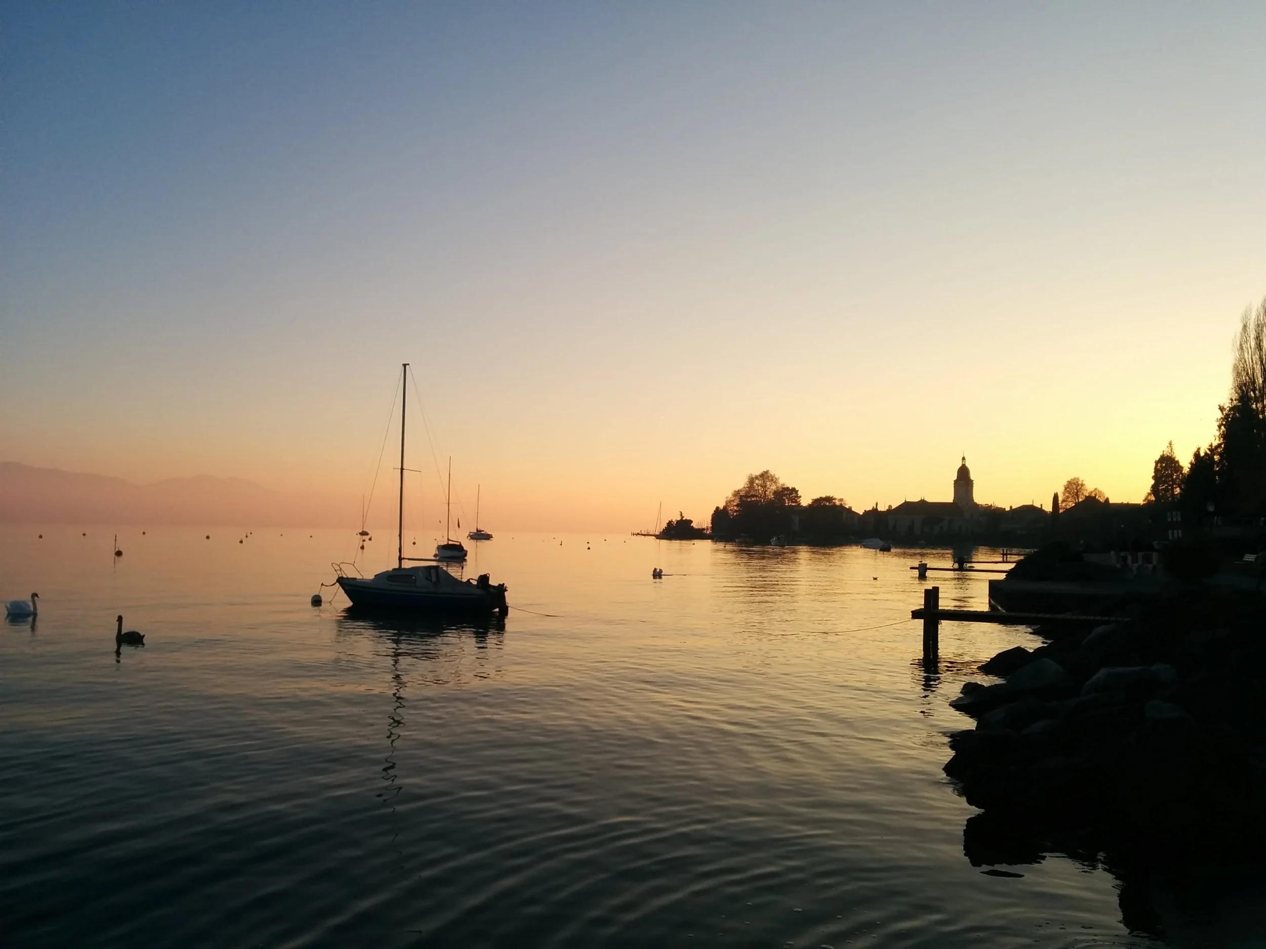 port Morges soleil église