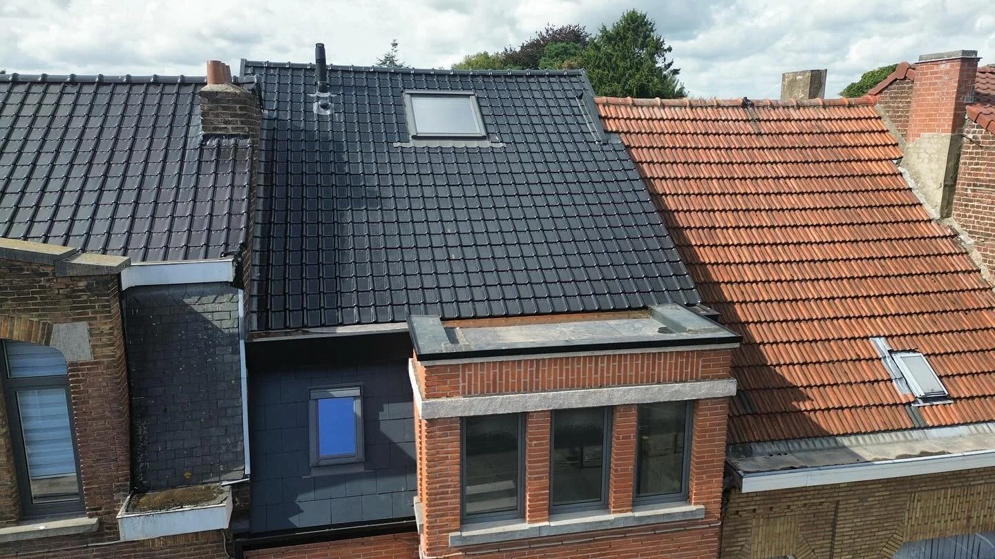 🏠 Voltooid project: Dakrenovatie te Ninove 🏠

Voor dit project namen we zowel het hellende dak als de platte daken volledig onder handen.
Het resultaat? Een strak, duurzaam en energiezuinig dak dat klaar is voor de toekomst!

🔨 Hellend dak:
✅ Oude
