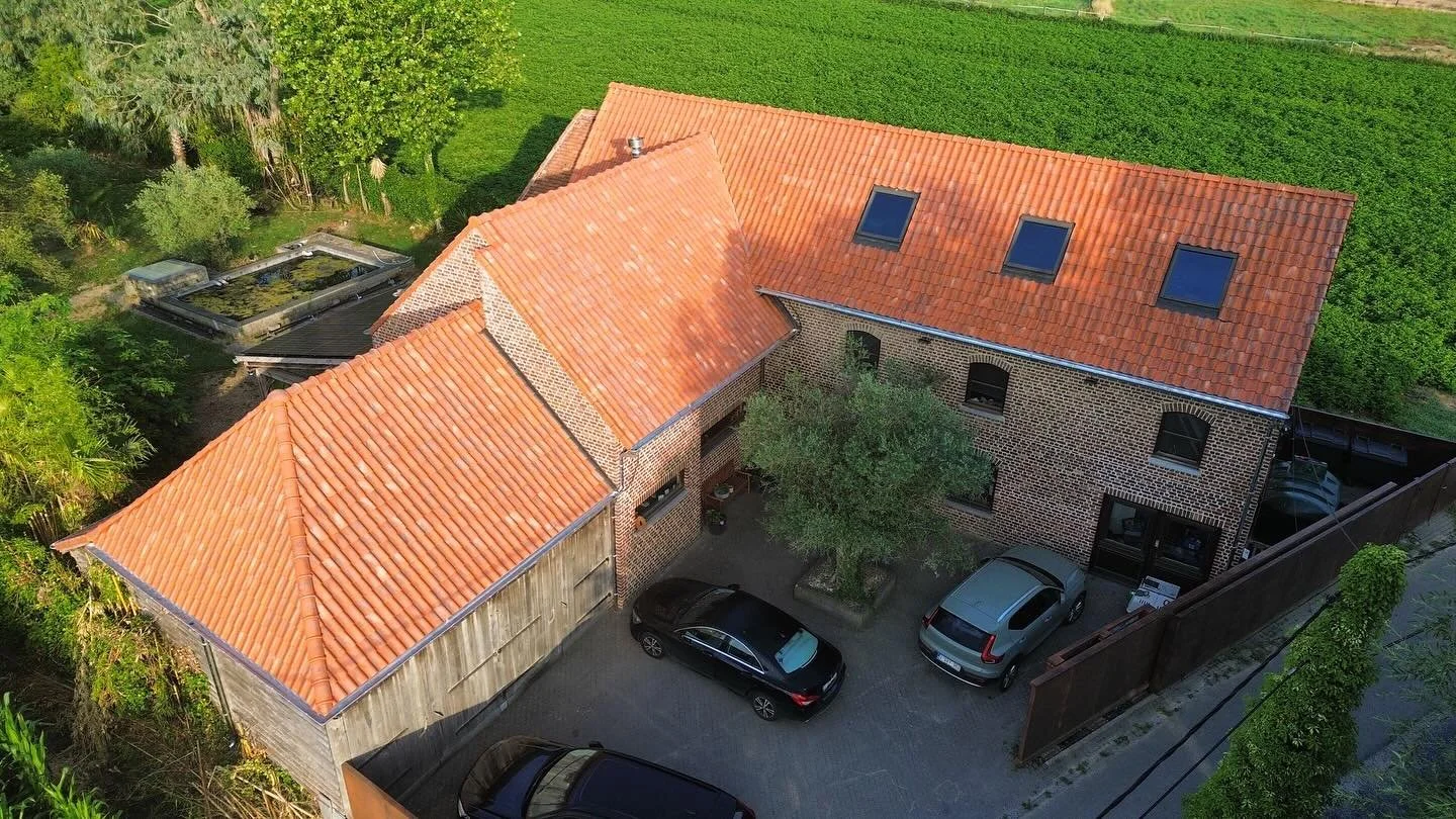 🏠 Voltooid project: Dakrenovatie te Lennik 🏠

We mochten opnieuw een woning voorzien van een stevig, veilig en duurzaam dak &ndash; tot in de kleinste details afgewerkt.

🔍 Een blik op de uitgevoerde werken:

✅ Veilig en effici&euml;nt gedemonteer