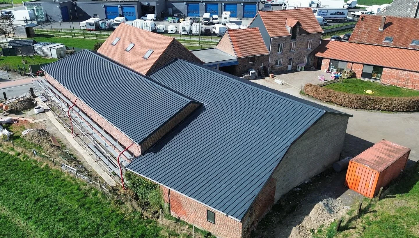 🏠🔨 Met trots tonen wij een recent afgerond dakproject &ndash; uitgevoerd in 3 fases, met oog voor kwaliteit, veiligheid en afwerking.

Van zorgvuldige afbraak tot een toekomstbestendig nieuw dak met duurzame materialen: alles werd tot in de puntjes