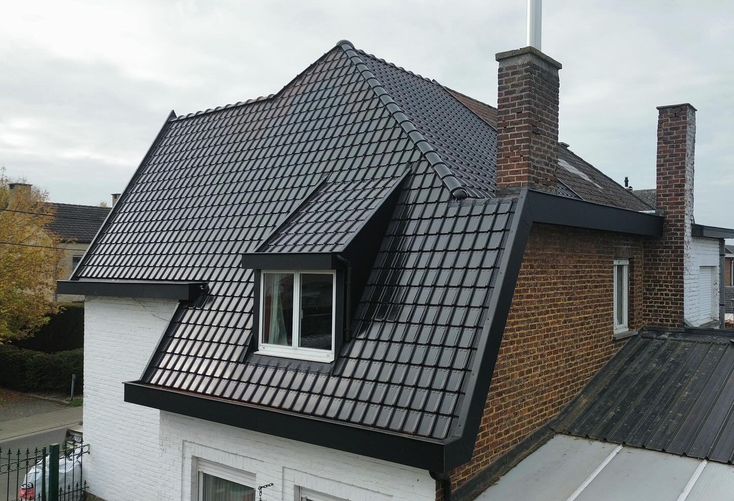 🏠Voltooid project: Dakrenovatie te Lede🏠

Wat ooit een oud dak was, is nu een echte blikvanger ✨
Zie zelf de transformatie die we hebben uitgevoerd 👇

❌ Asbesthoudende leien veilig verwijderd
✅ Stevig onderdak met Koramic Fleece+
✅ Nieuwe uitstral