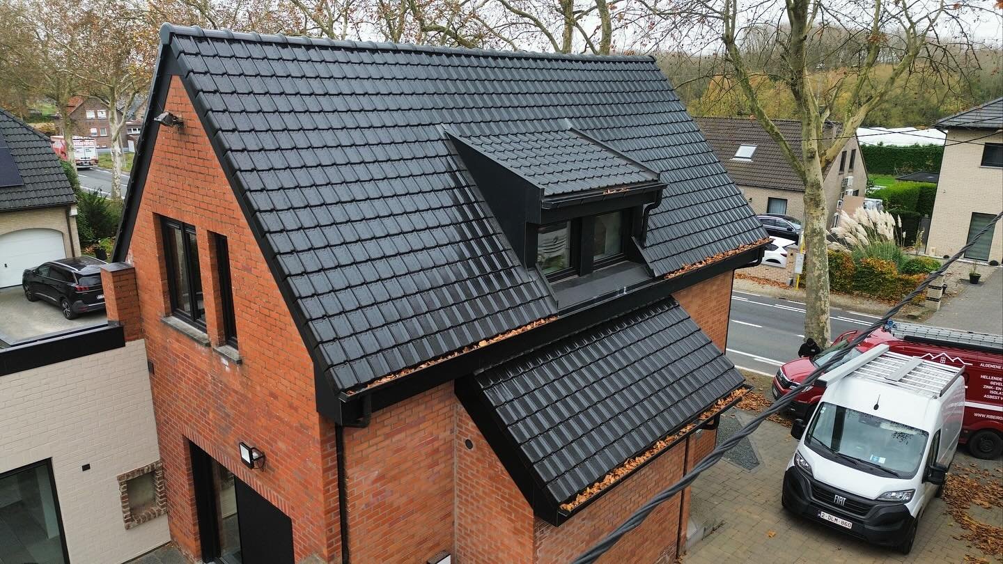 🏠 Voltooid project: Dakrenovatie in Lennik 🏠

Wat een transformatie! Dit dak is nu een absolute eyecatcher. ✨🏠

Wat we realiseerden:
❌ Verwijderen oude dakpannen
✅ Dampscherm + 12 cm sarking isolatie
✅ Stevig onderdak met Koramic Fleece+
✅ Nieuwe 