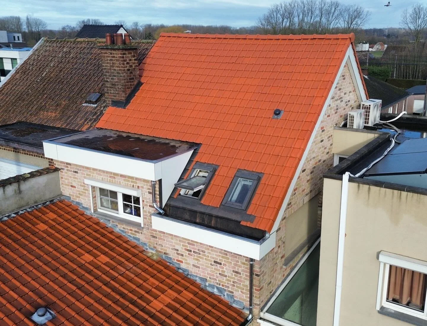 Voltooid project: 🏠 Dakrenovatie in Liedekerke 🏠

Van verouderd naar volledig vernieuwd.
Dit dak kreeg niet alleen een upgrade in uitstraling, maar ook in comfort en duurzaamheid.🤩

Wat we realiseerden:
❌ Verwijdering van de oude dakbedekking
✅ Pl