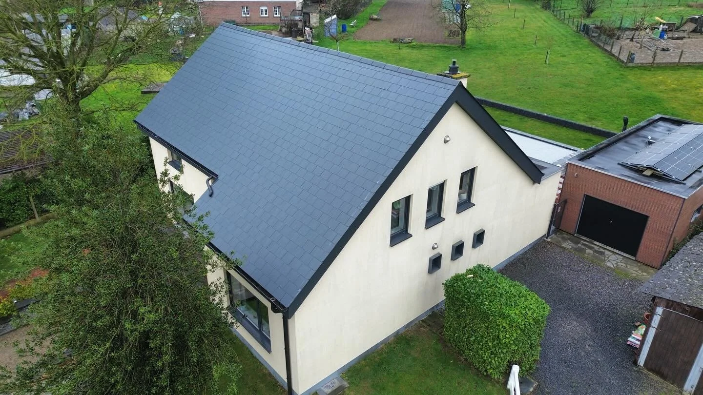 🏠 Voltooid project: Dakrenovatie in Lennik 🏠

Een geslaagde renovatie waarbij esthetiek en duurzaamheid perfect samenkomen. Het resultaat? Een dak dat niet alleen beschermt, maar ook het karakter van de woning versterkt. ✨🏠

Wat we realiseerden:
❌