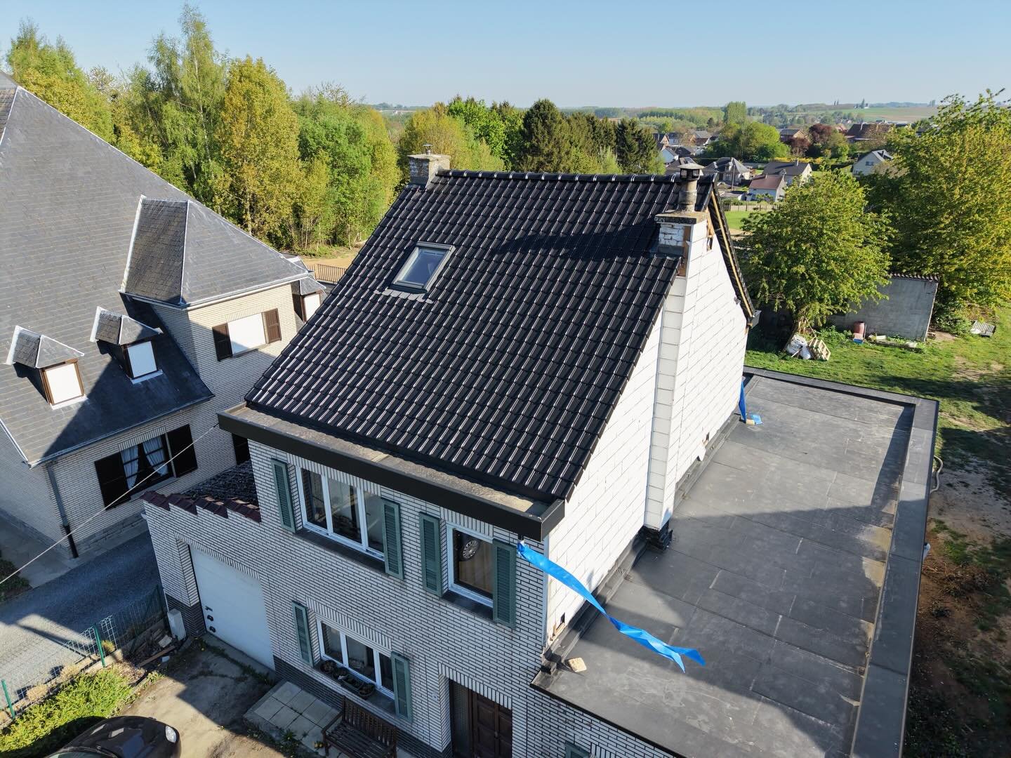 Voltooid project: 🏠 Dakrenovatie in Roosdaal 🏠

Van een verouderd dak naar een volledig vernieuwd geheel.
Deze renovatie zorgt niet alleen voor een frisse uitstraling, maar verhoogt ook het wooncomfort en de energie-effici&euml;ntie. 🤩

Wat hebben