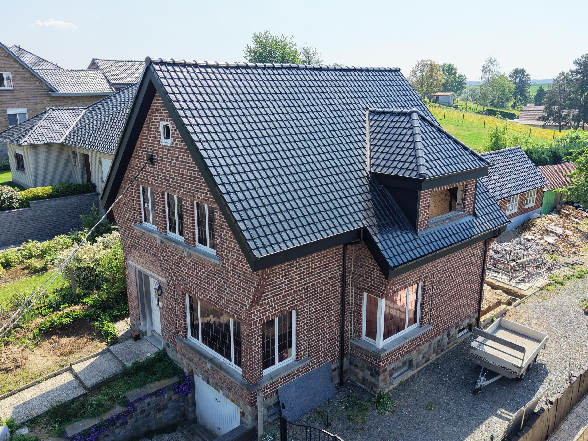 Voltooid project: 🏠 Dakrenovatie in Vlezenbeek 🏠

Wat hebben we gerealiseerd:
❌ Verwijdering van de oude dakbedekking 
✅ Plaatsing van dampscherm en 12 cm sarkingisolatie
✅ Hoogwaardig onderdak met Koramic Fleece+
✅ Nieuwe dakpannen: Pottelberg 44 