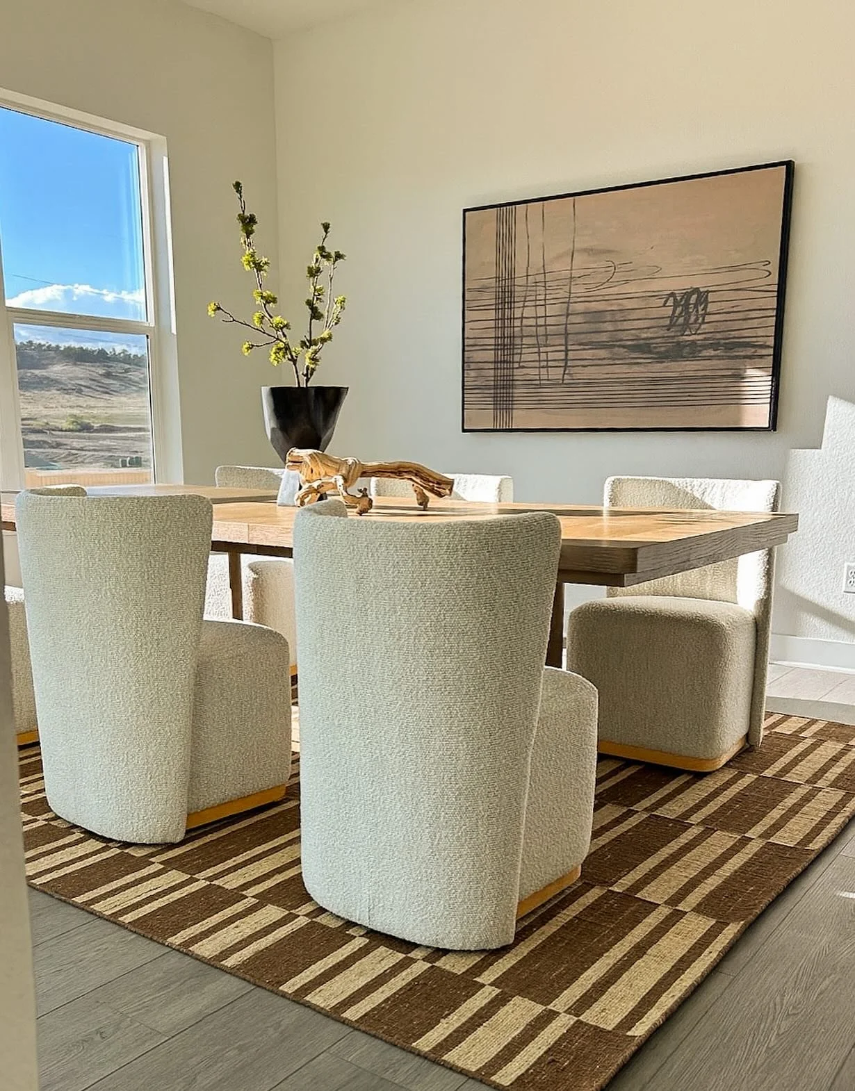 Standing in solidarity for stand-alone vignettes in 2026, who&rsquo;s with us 🙋🏼&zwj;♀️
..
..
..
#luxuryhomestaging #luxeinteriors #stagedtosell #5280lifestyle #lifestyleinteriors #vesselhomestaging #kbazacasinteriors