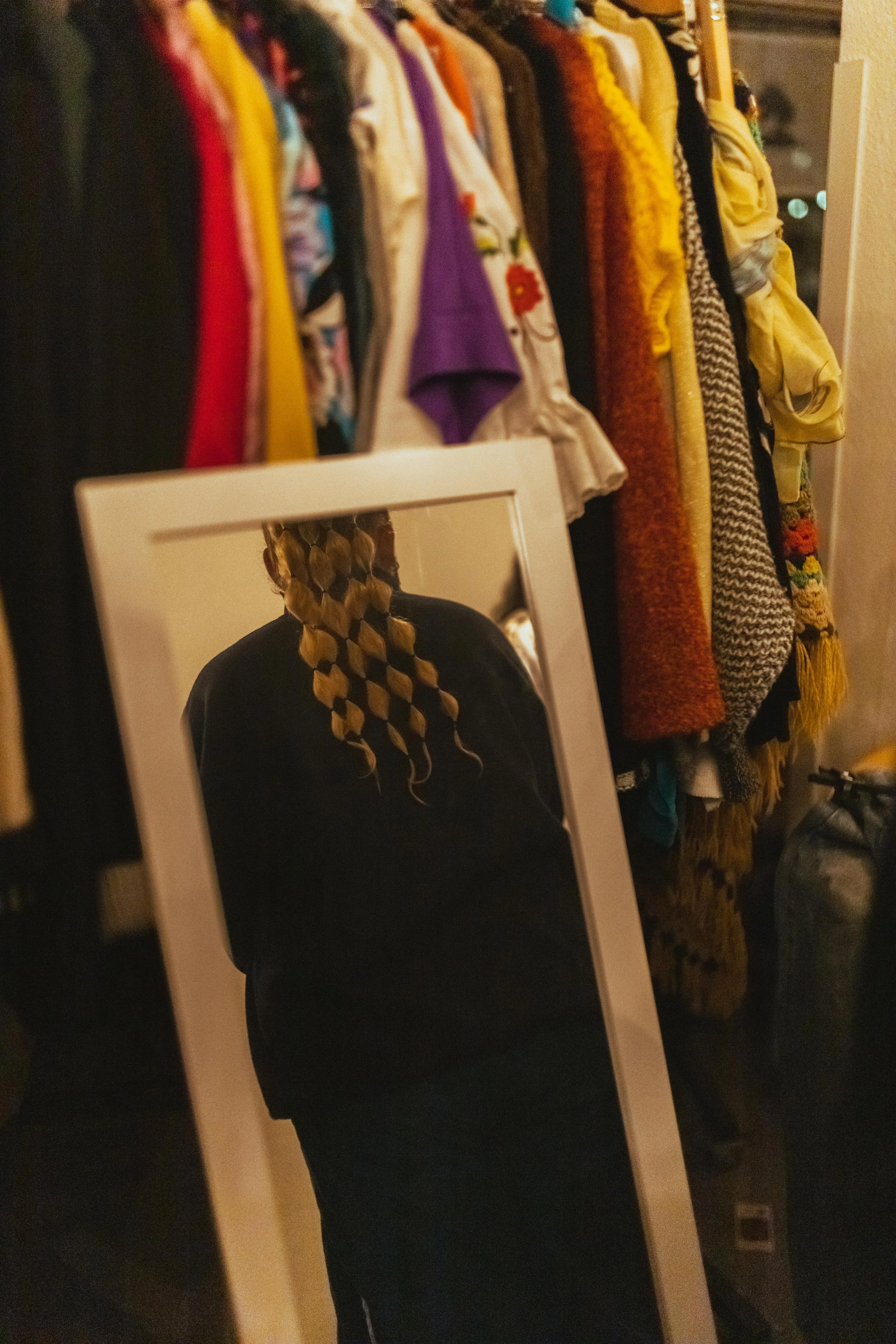 Sara Second Hand in Eisenhüttenstadt, Second Hand & Vintage Mode für alle. Kleidung, Haushaltsartikel & Accessories. Umkleidezeitraum in einer Vintage Fashion Show. Im Hintergrund Kleidung und Models.