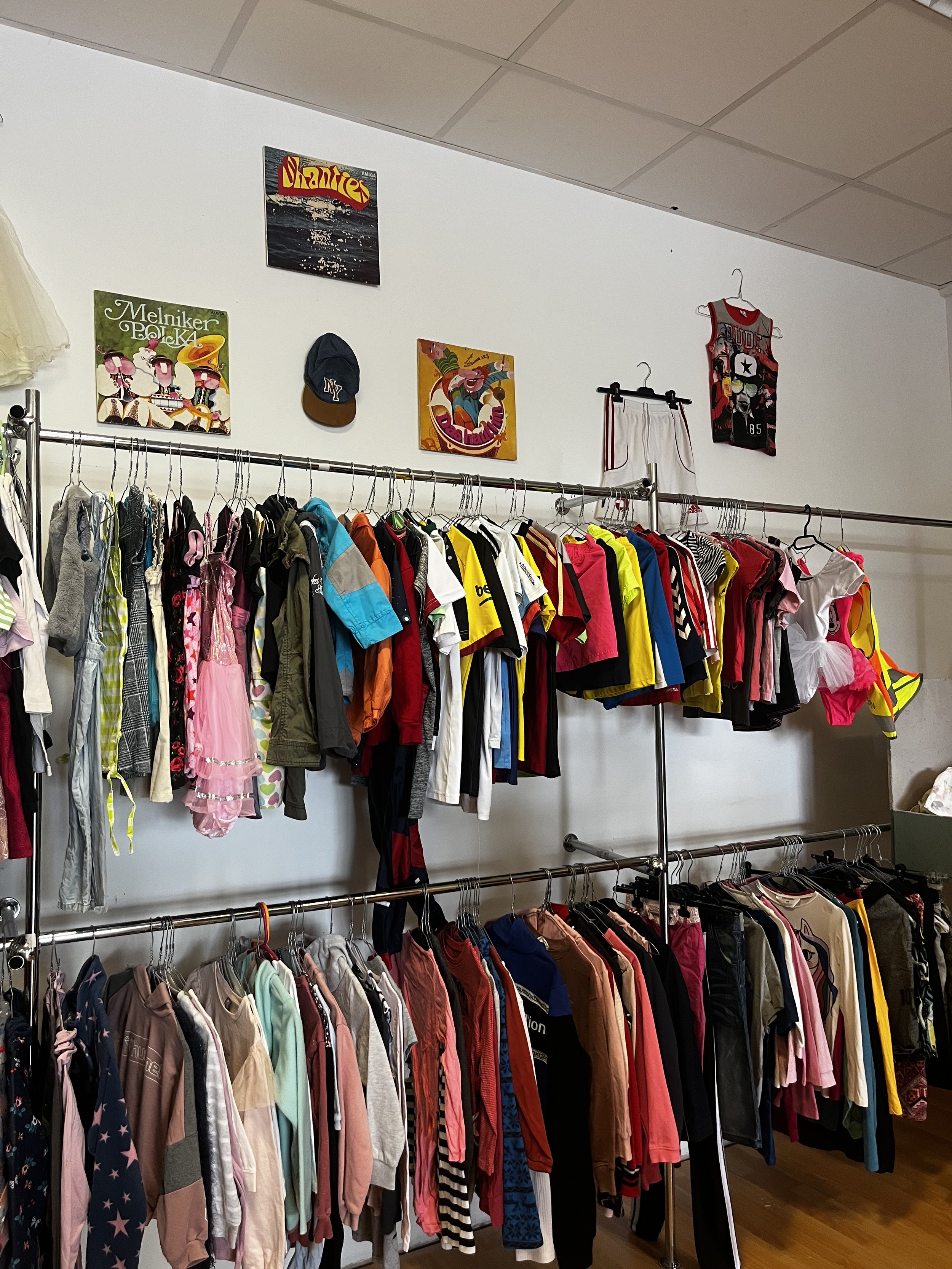 Sara Second Hand in Eisenhüttenstadt, Second Hand & Vintage Mode für alle. Kleidung, Haushaltsartikel & Accessories. Kinderkleidung in jeder Größe für alle auf Kaufleinen in einem Laden