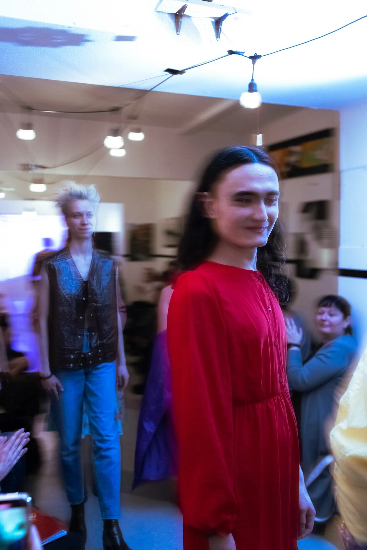 Sara Second Hand in Eisenhüttenstadt, Second Hand & Vintage Mode für alle. Kleidung, Haushaltsartikel & Accessories. Models auf dem Runway einer Vintage Fashion Show im Kukuryku in Frankfurt Oder. Vintage Mode neu gestaltet.