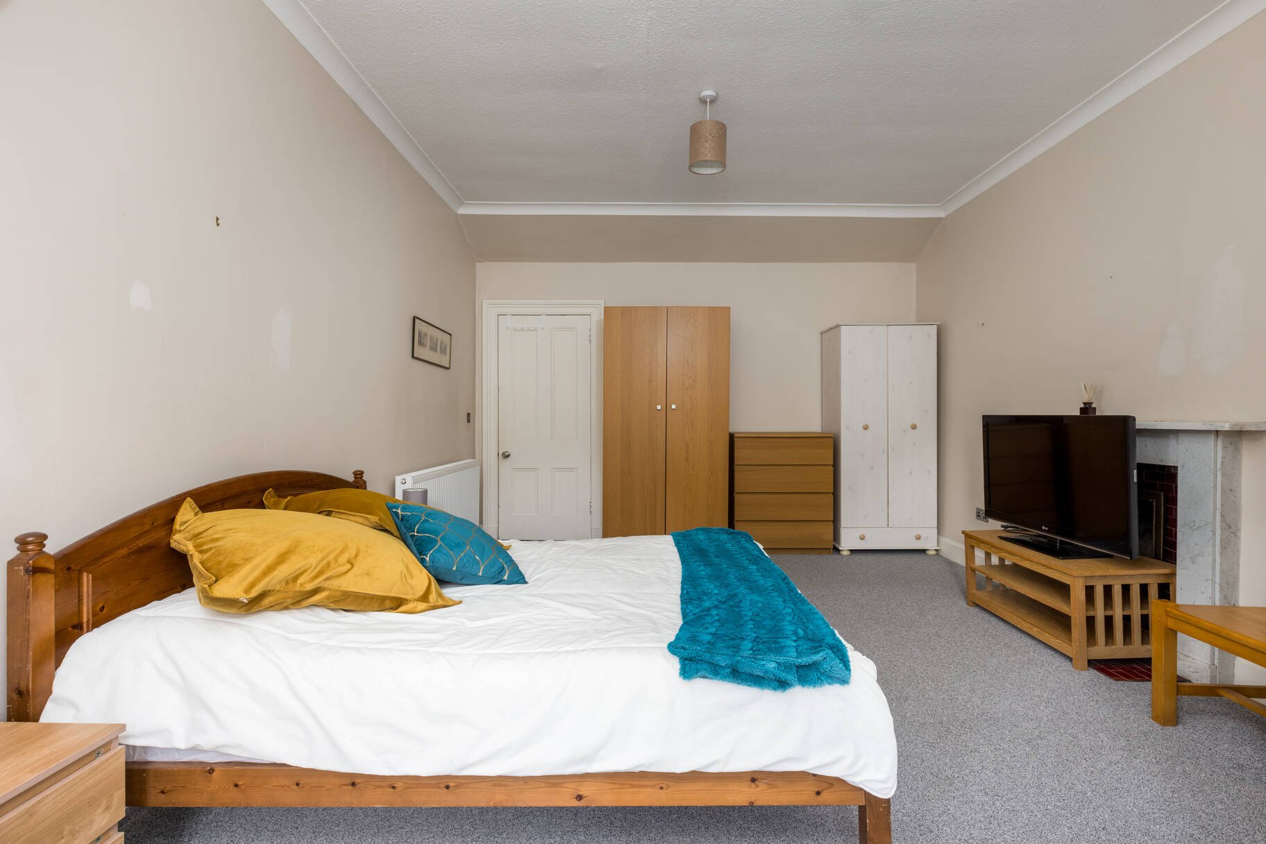 71593_DouglasCres011.jpg