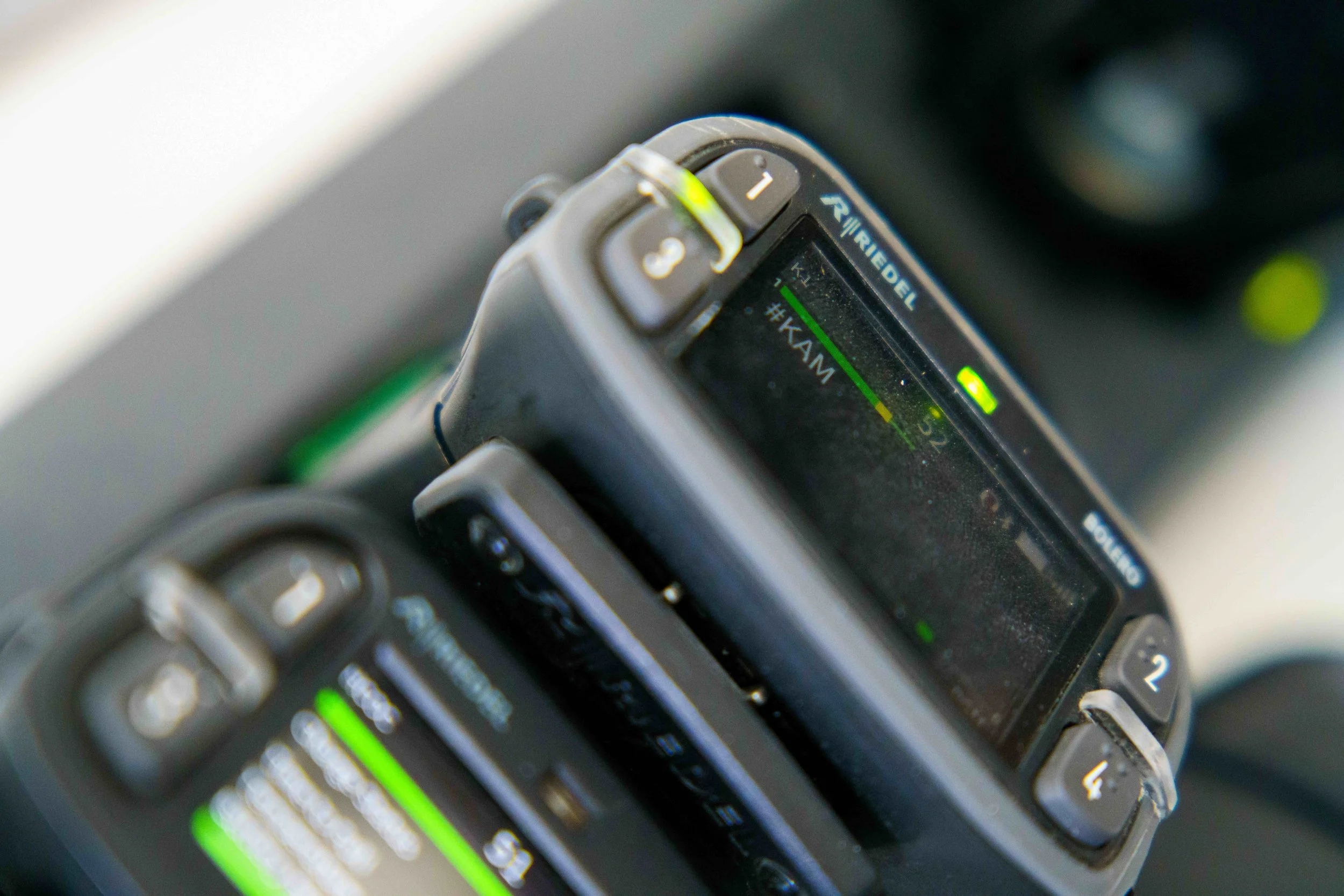 Close-up of a police radar gun showing a reading of 32 km/h with the hashtag #KAM on the screen.