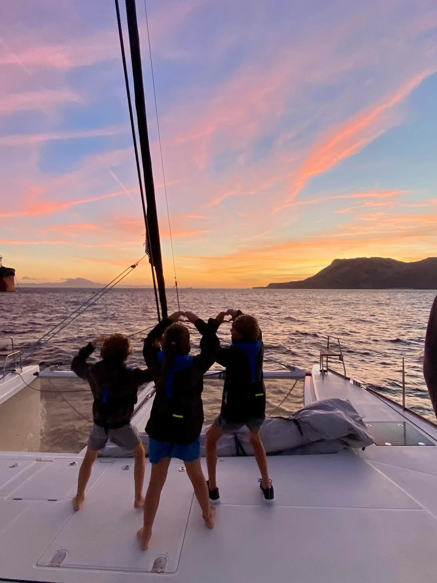 Passage magique du Detroit (ou D3 comme l&rsquo;a &eacute;crit Colas dans son journal de bord 🙃) de Gibraltar ce samedi 8 novembre au coucher du soleil. 

Nous quittons la M&eacute;diterran&eacute;e apr&egrave;s 4 jours de navigation non stop le lon