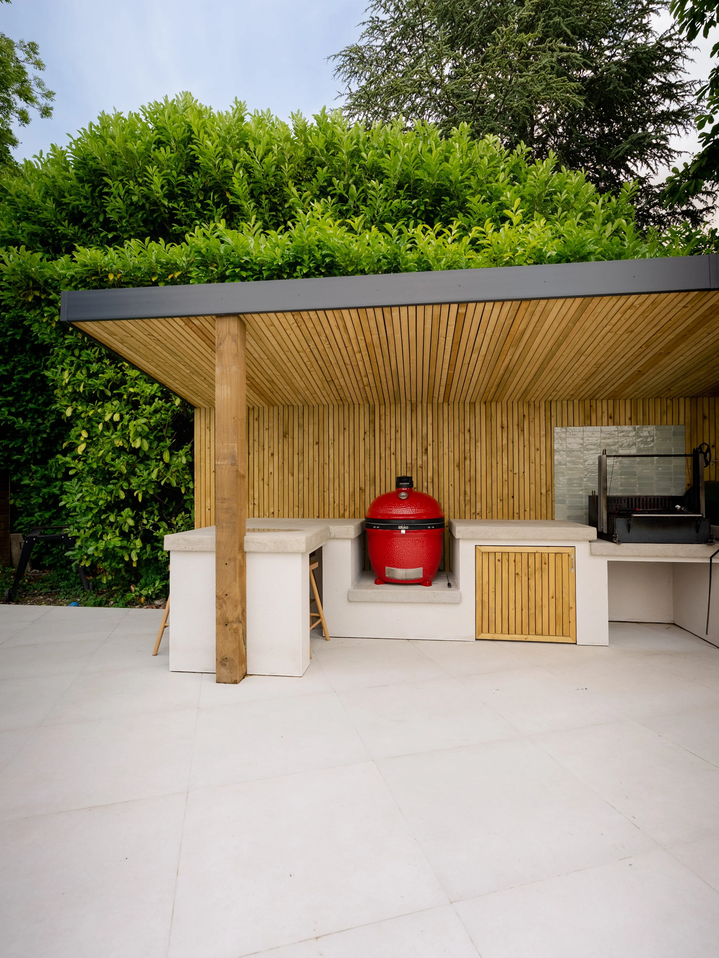 Outdoor Kitchen build and install by a garden design and landscaping serving surrey, hampshire, berkshire, camberley, ascot, london and surrounding areas. 